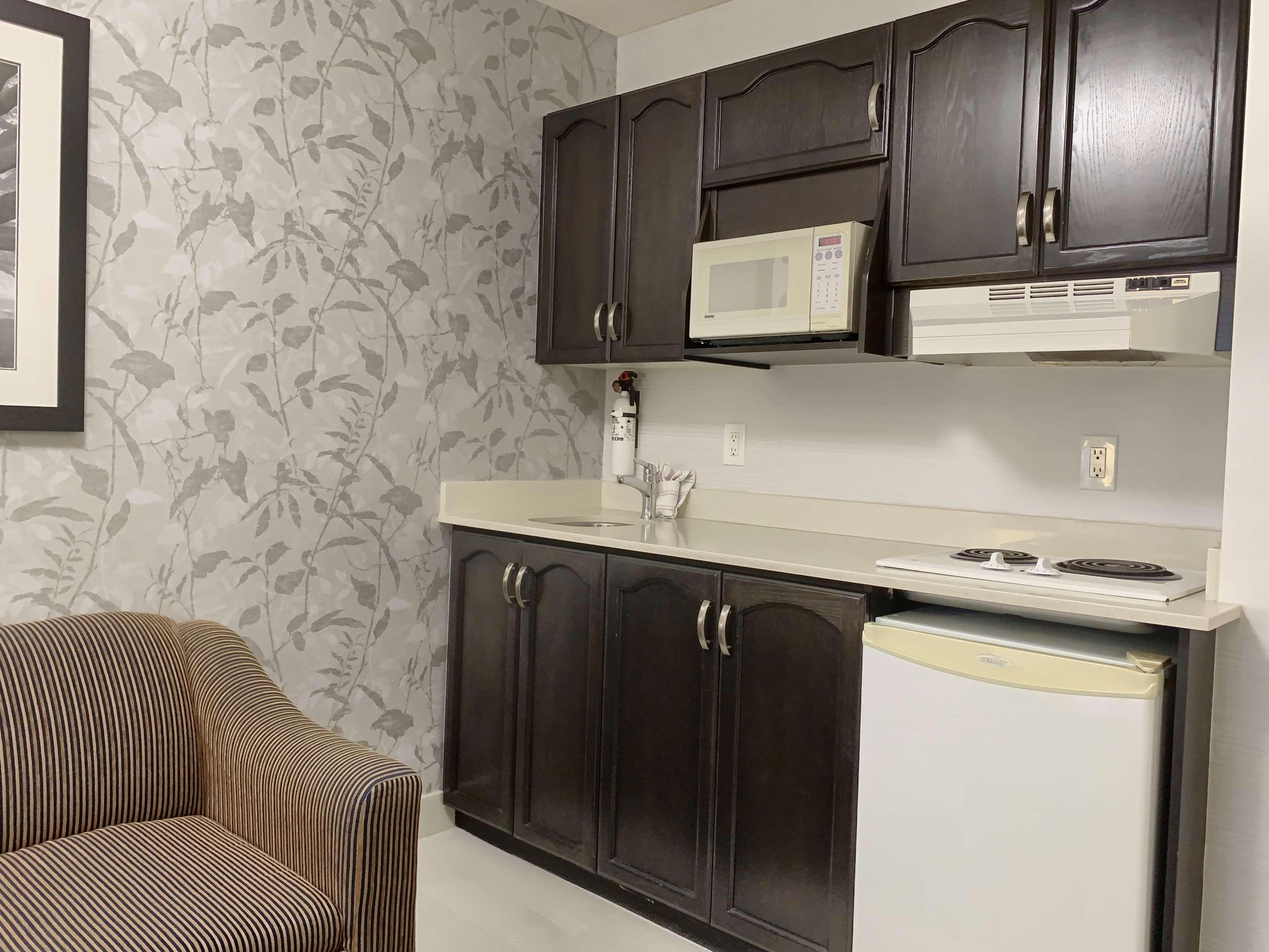 Best Western Plus Regency Inn And Conference Centre Abbotsford Exterior photo